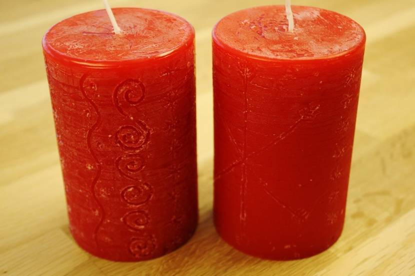 zwei kerzen mit gravur