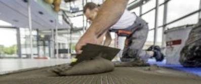 Fliesenkleber auf Entkopplungsmatte aufbringen