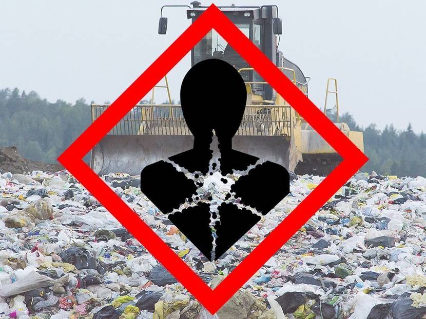 Mülldeponie mit Gefährdungszeichen