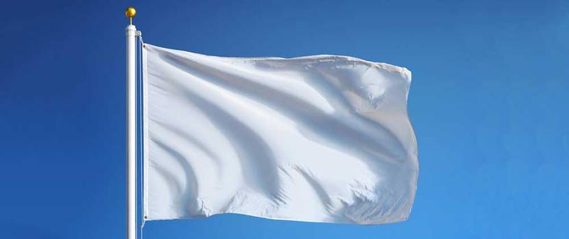 Flaggenmast mit weißer Fahne