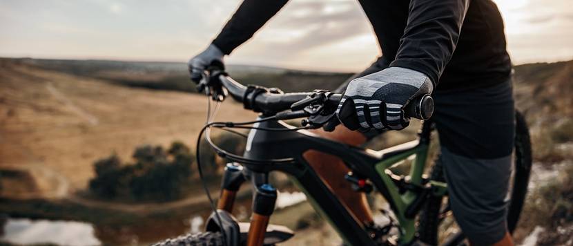 mountainbiker-fahrradhanschuhe-in-den-bergen