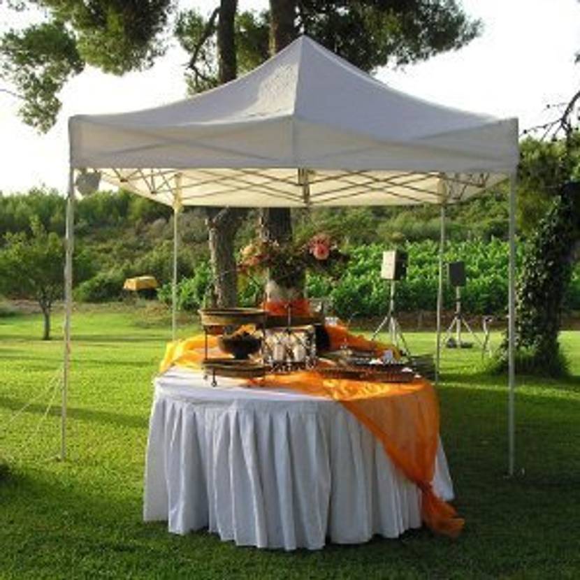 Faltpavillon mit Buffet.