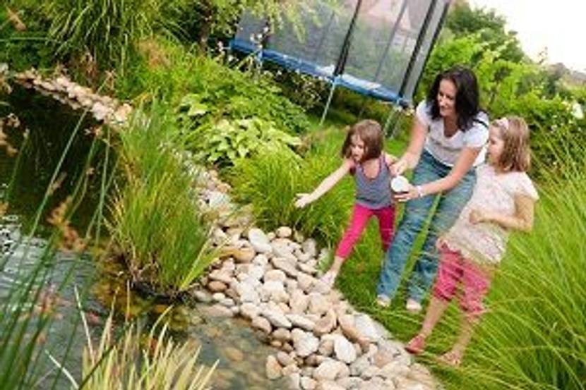 familie fuettert fische