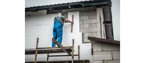 Fassade eines Hauses, die nachträglich gedämmt wird.