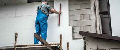 Fassade eines Hauses, die nachträglich gedämmt wird.