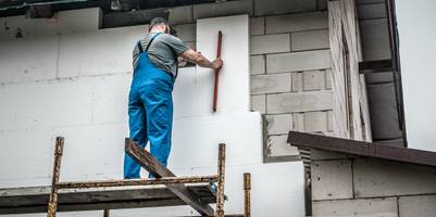 Fassade eines Hauses, die nachträglich gedämmt wird.