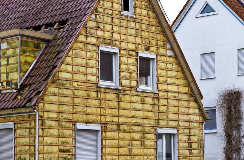 Ein Haus, dessen Fassade gedämmt wird.