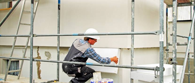 Styroporplatten werden beim Dämmen einer Fassade verwendet.