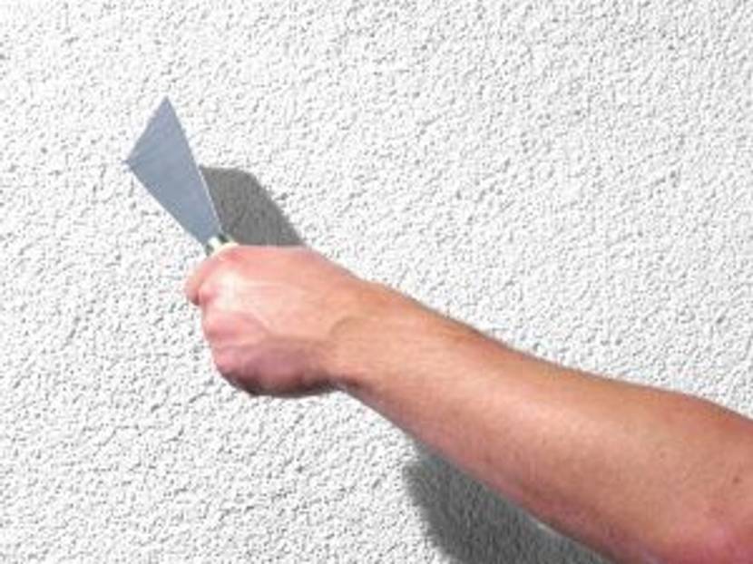 Auch beim Kratztest genügt schon leichter Druck. Bröckelnder Putz oder abblätternde Farbe müssen abgetragen werden.