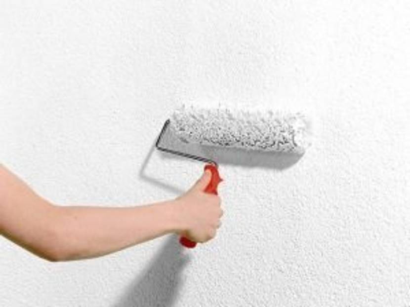 Das Aufrollen des Endanstrichs sollte nun keine Probleme mehr bereiten. Wichtig: Verwenden Sie eine spezielle Fassadenrolle, die mit ihrer Faserstruktur auch in die Putzvertiefungen gelangt.