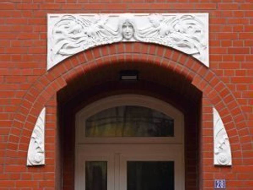 Die Ornamente an der Eingangstür wurden ebenfalls rekonstruiert. Dass sich unter dem Klinkern und den Reliefs eine zeitgemäße Dämmung verbirgt, würde man beim Blick auf die Fassade nicht vermuten.