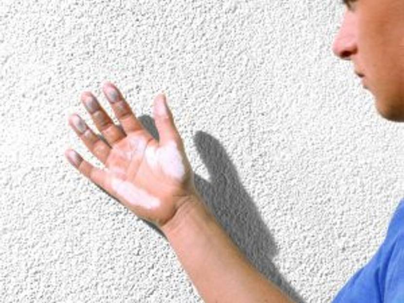Beim Wischtest streichen Sie einfach mit der Hand über die Fassade. Auf der Handfläche sehen Sie dann, ob der Altanstrich kreidet.