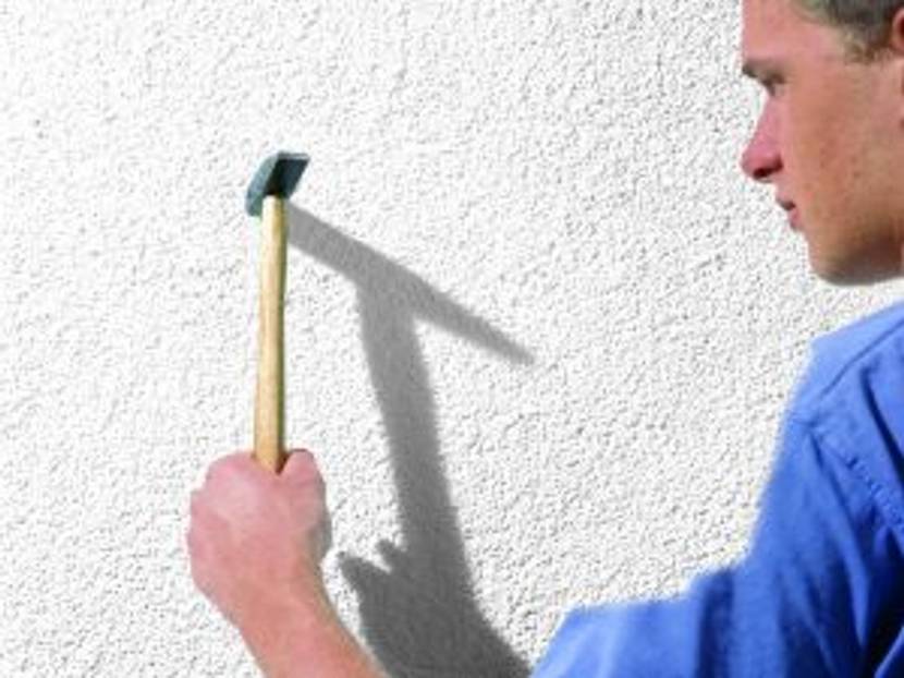Beim Abklopfen des Putzes erkennen Sie Hohlräume am Klang. Achtung: Nicht zu viel Kraft ausüben, leichtes Klopfen genügt!