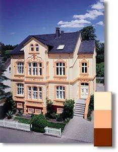 Historische Fassade: beige, apricot, braun