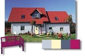 Freistehendes Haus mit pinker Azentfarbe