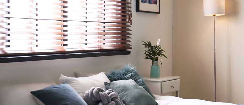 fenster mit plissee hinter bett
