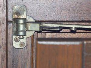 Zum seitlichen Verstellen des Fensterflügels muss man in der Regel auch das obere Scherenlager justieren. Hier eine Aufnahme im gekippten Zustand.
