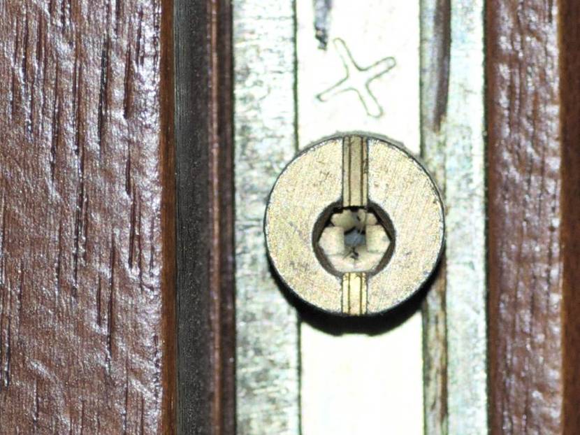 Der Schließzapfen ist exzentrisch gelagert. Durch eine Drehung nach links oder rechts kann man den Andruck des Fensters beim Schließen einstellen.