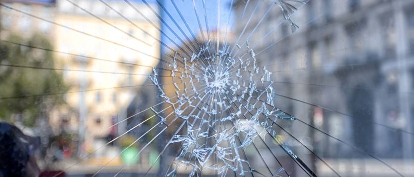 eine glasversicherung greift bei kaputten fensterscheiben
