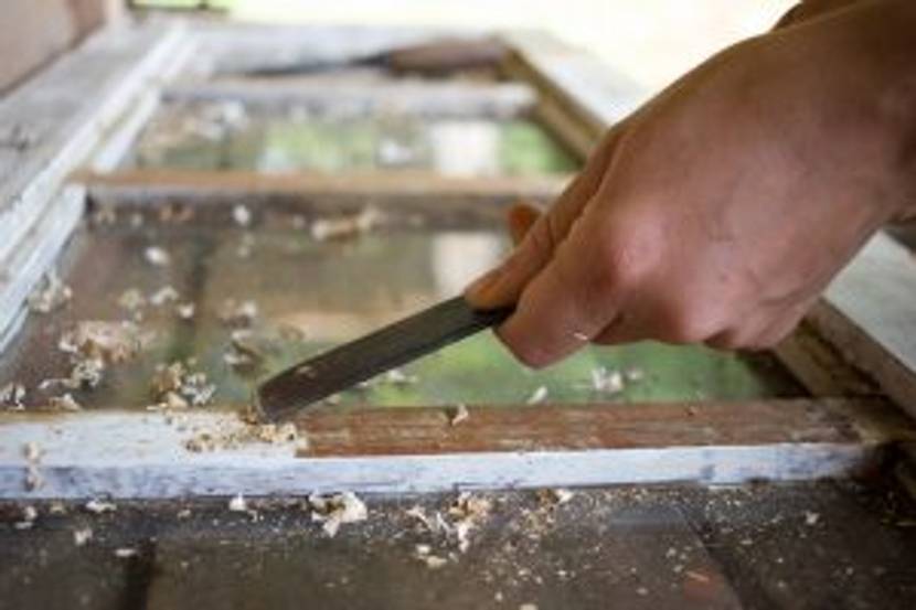 Fenster restaurieren Farbe abbzeizen
