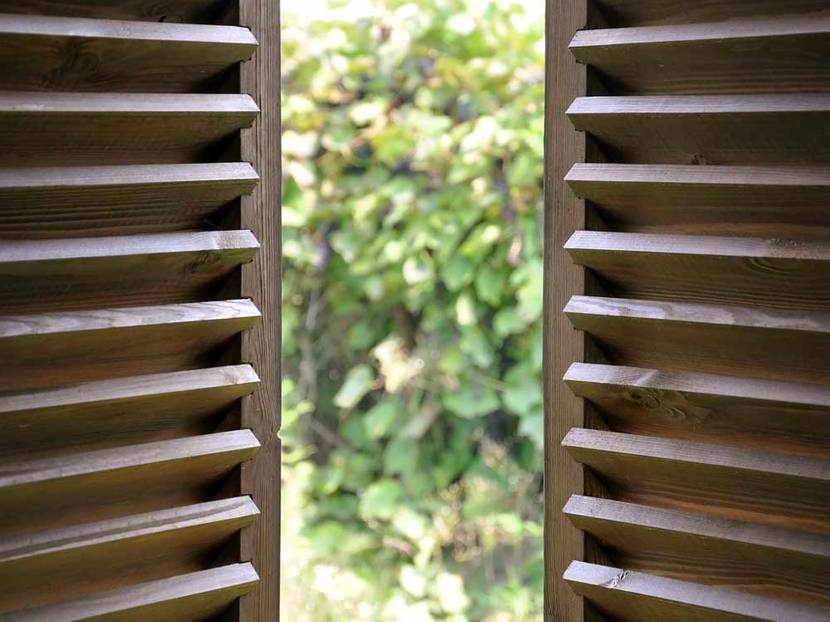 Fensterladen aus Holz leicht geöffnet