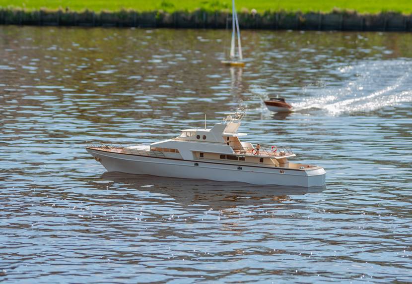 ferngesteuertes boot auf see