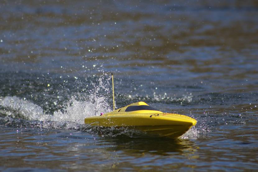 ferngesteuertes rennboot