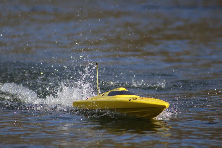 ferngesteuertes rennboot test