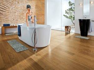 Bernsteineichenparkett im Badezimmer