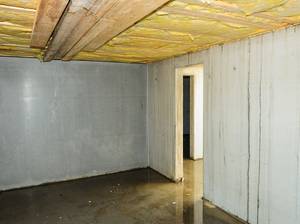 Mangelhaft ausgeführter, feuchter Keller in einem Neubau.