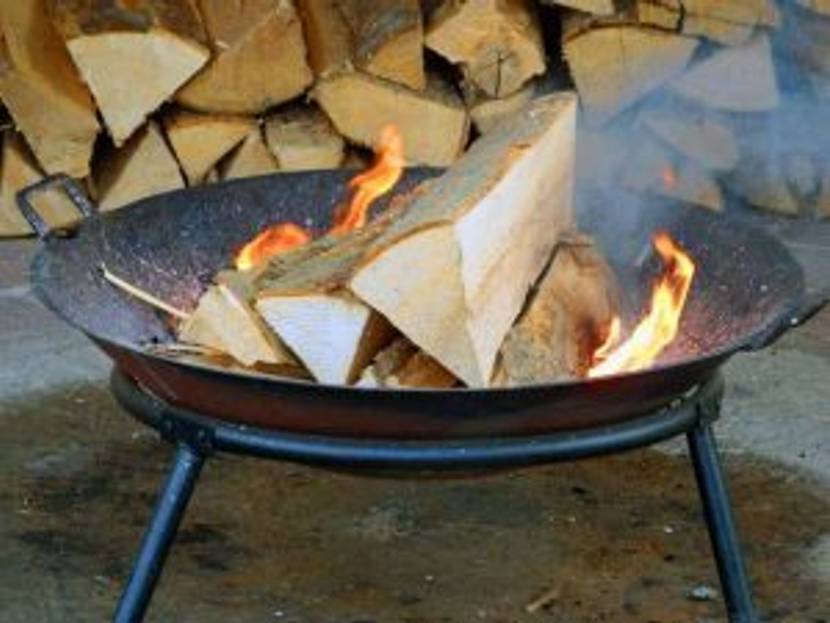 feuerkorb-anfeuern-mit-holz