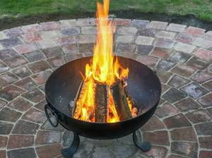 Geschmiedeter Feuerkorb mit wärmenden Feuer