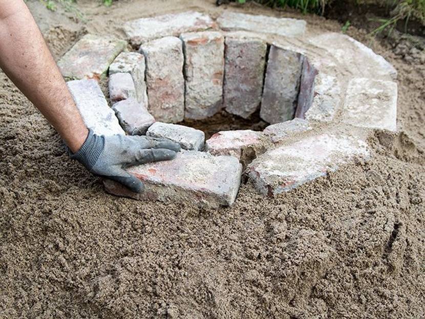 feuerkreis-aus-ziegelsteinen Steine rundum setzten