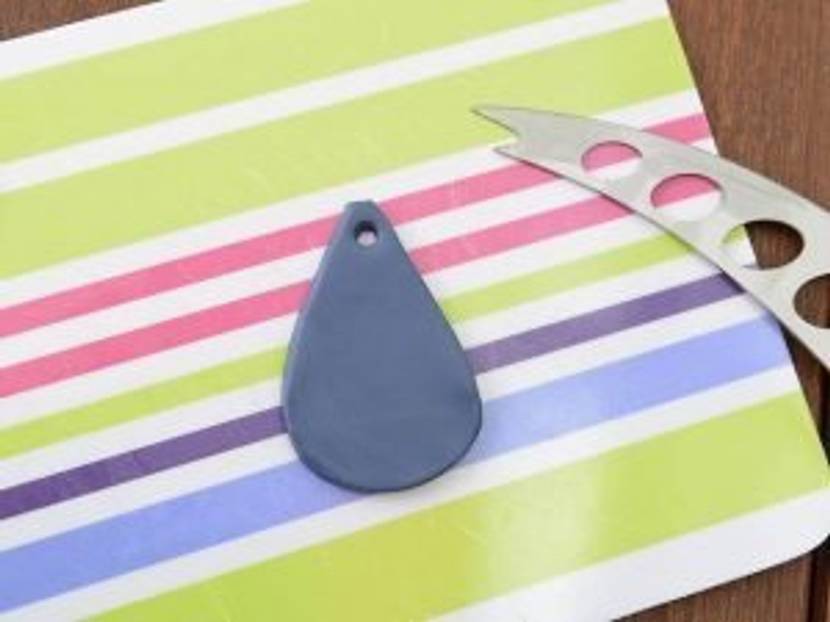 Ein Fimo-Anhänger mit einem Loch für die Kette