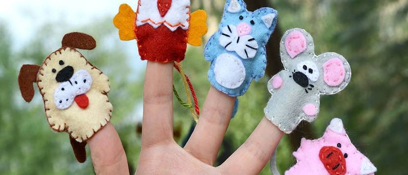 Hand mit 5 Fingerpuppen: Hund, Hahn, Katze, Maus, Schwein