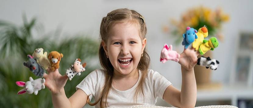 maedchen spielt puppentheater mit fingerpuppen