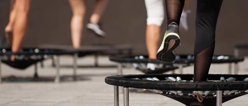 fitnesstrampolin-mit-stange