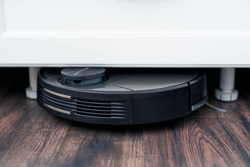 Saug-Wisch-Roboter unter Schrank