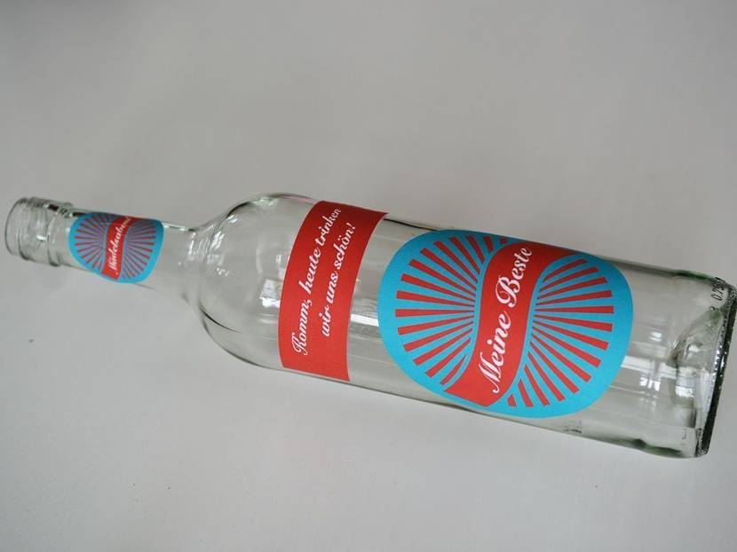 mit Computer gestaltete Etiketten auf einer Flasche