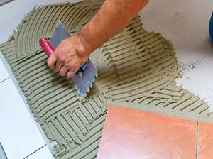 Fliesenleger bei der Arbeit