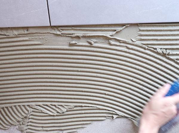 Fliesenkleber Auf Wand Oder Fliese Auftragen