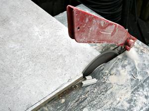 fliesenschneider maschine kreissäge in bewegung