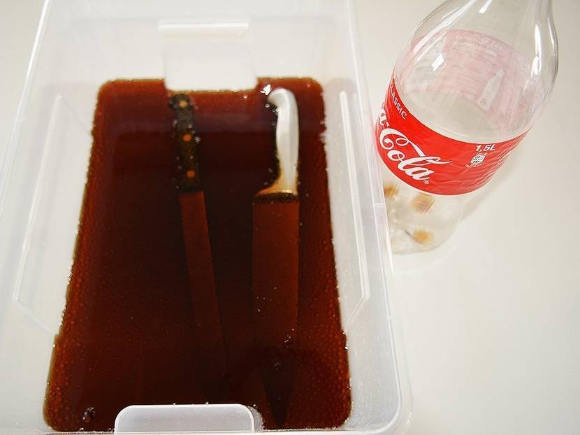 Flugrost mit Cola entfernen
