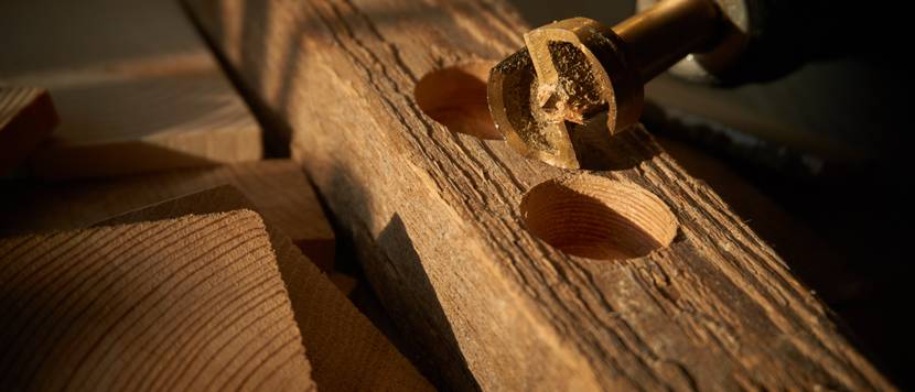 forstnerbohrer auf altem holz