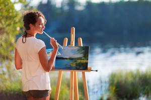 frau malt im freien mit aquarellfarben