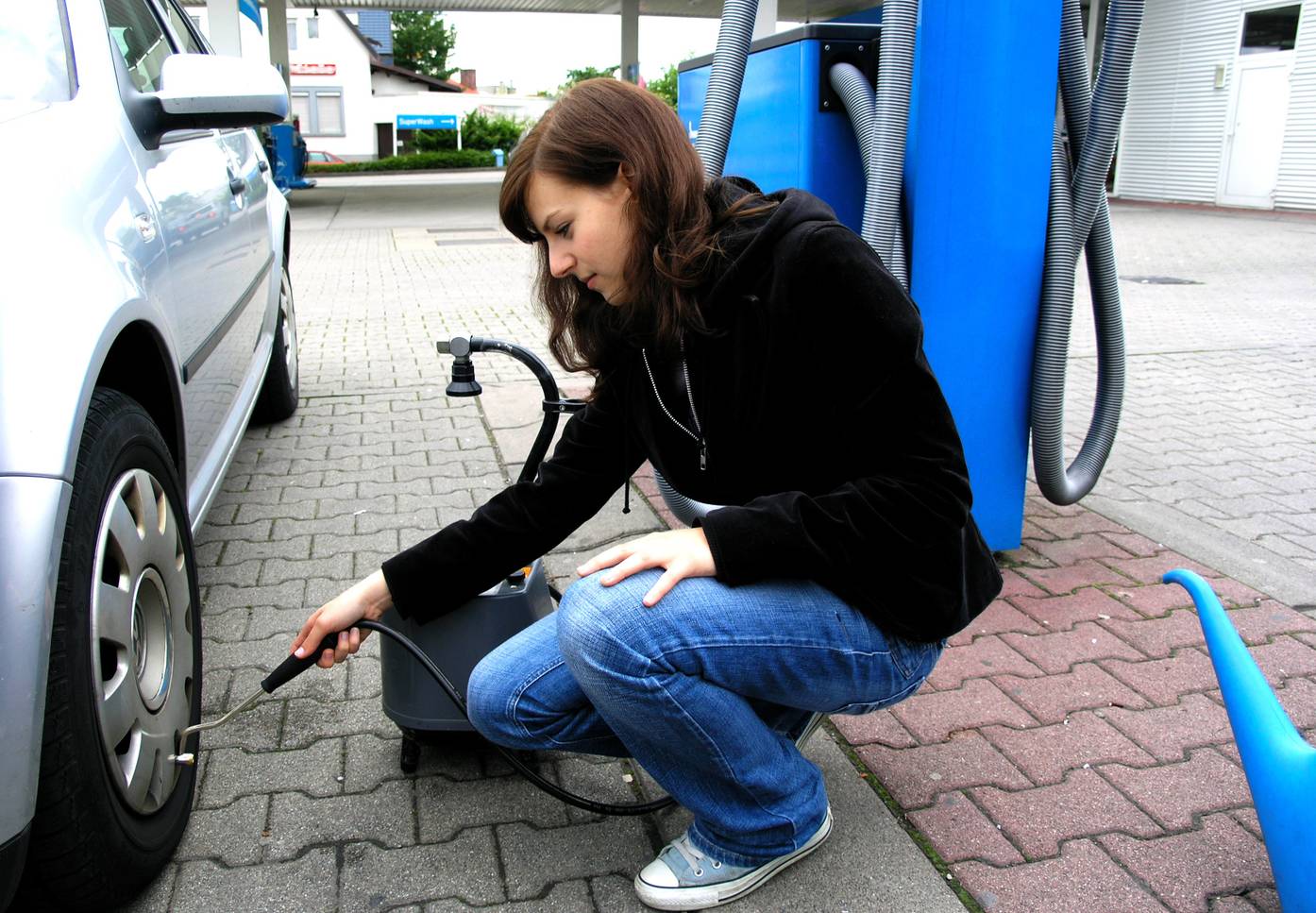 Tankstelle Reifen Aufpumpen In Der Nähe Reifendruckprüfer im Test & Vergleich: 2 klare Sieger! - heimwerker.de