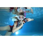 Frau mit Unterwasser-Action-Cam beim Schnorcheln