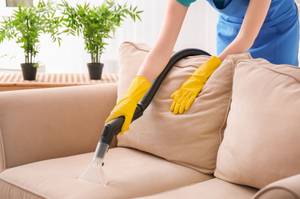 frau saugt sofa