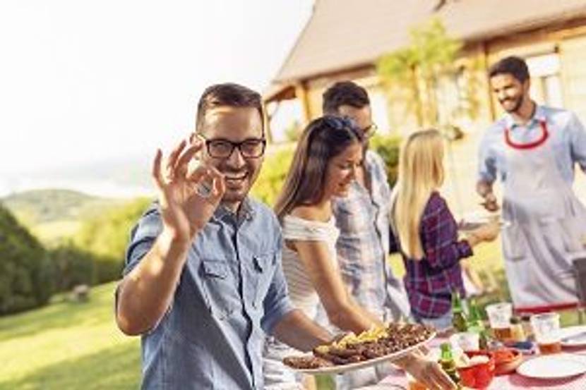 freunde beim grillen