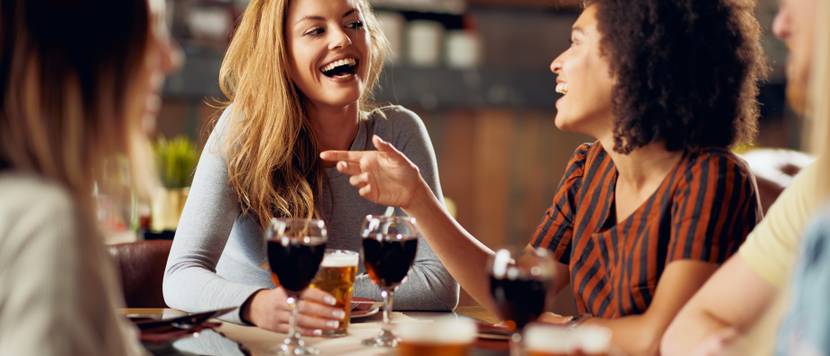 freunde in bar